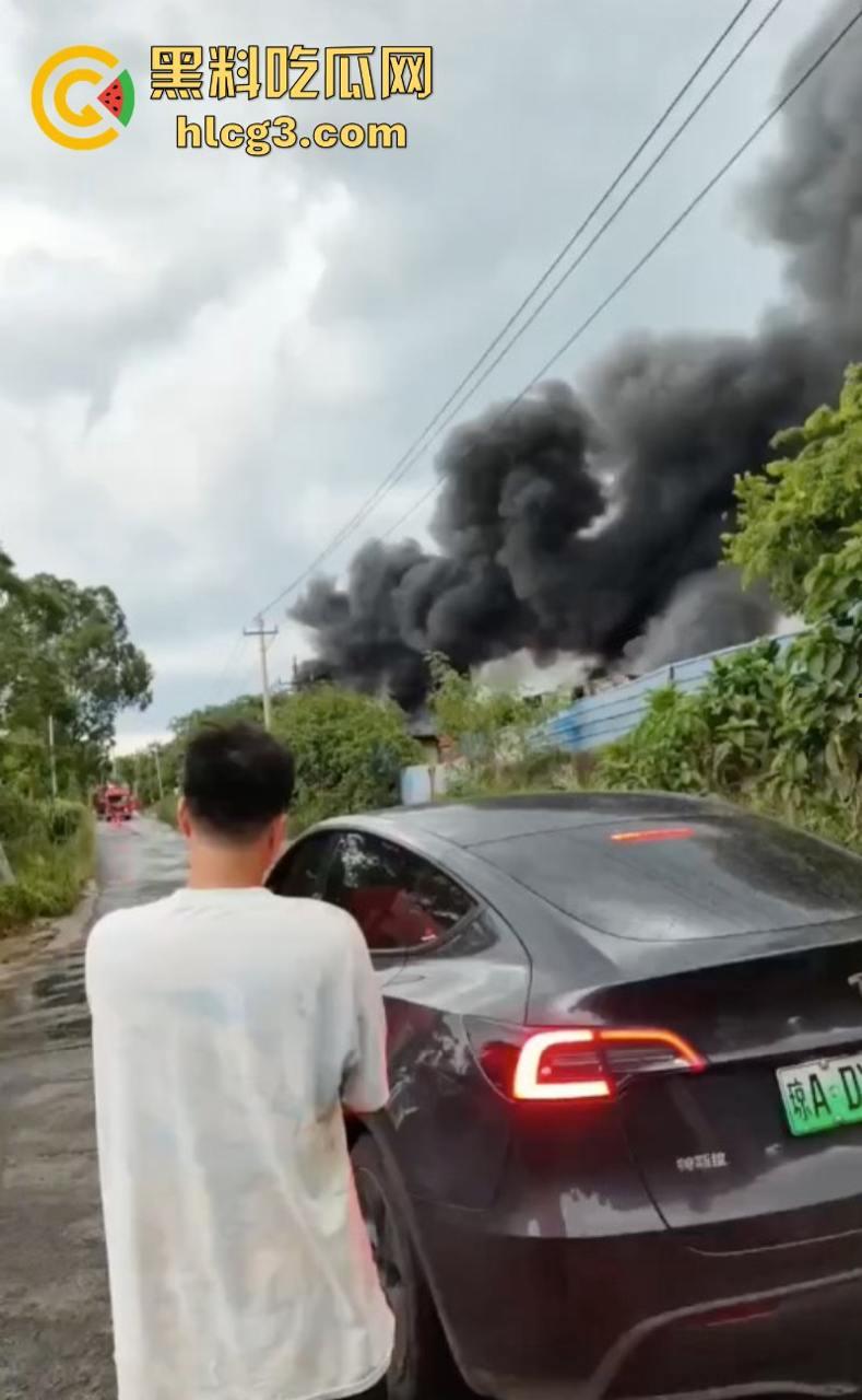 完了 完了 锅烧穿了！海口垦科路一处库房突发大火 现场火光冲天浓烟滚滚！-6