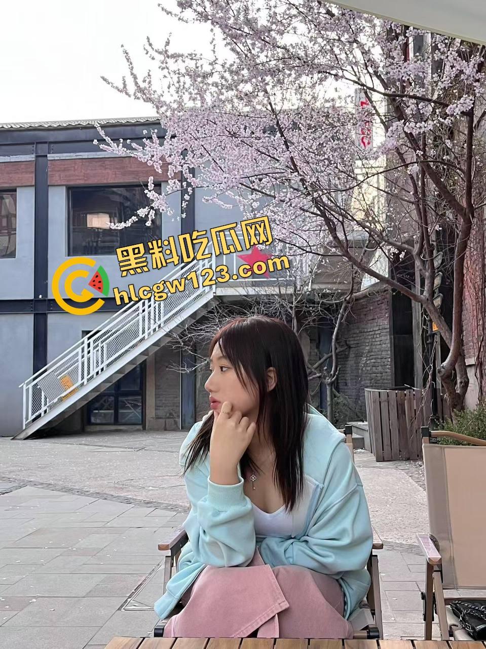 人妻疯到这地步？极品人妻小鲸鱼KTV露逼淫舞撩汉，闺蜜脱奶同台共演，现场一片荷尔蒙废墟！-5