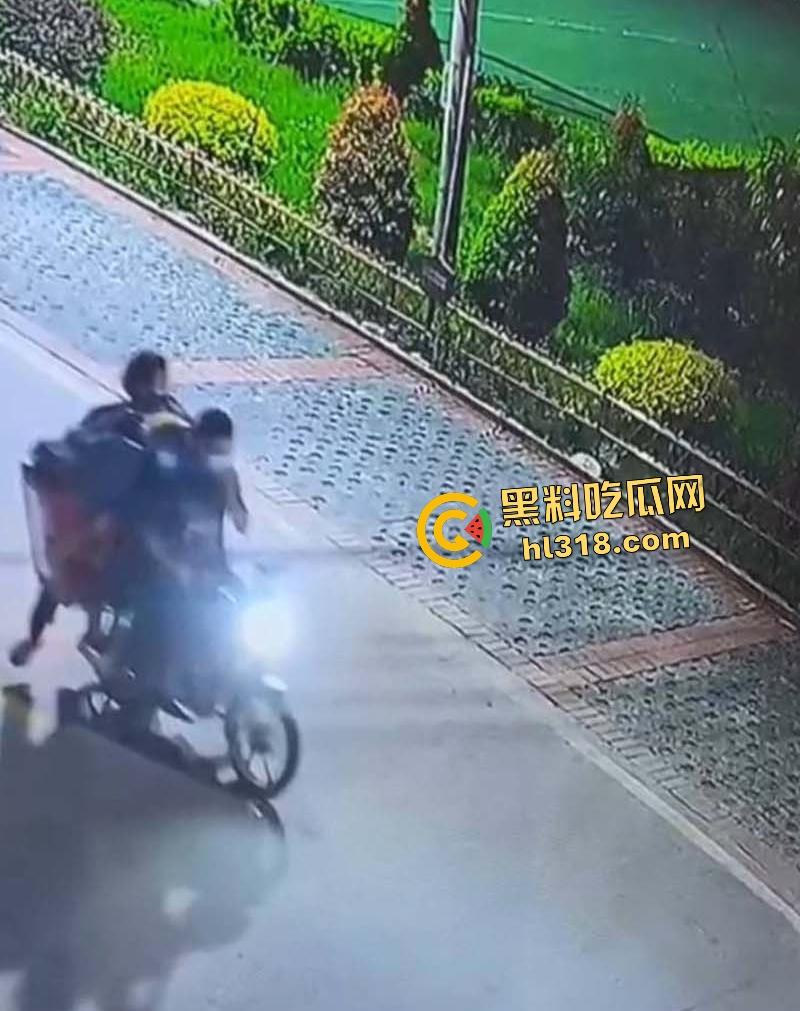 精神小伙深夜化身盗圣！胆大包天偷走功德箱，穷疯狂徒连神明钱财都敢劫！-4