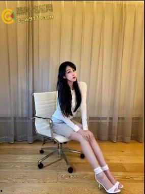 抖音留学生网红【最讨厌纽约下雨】，红色吊带丝袜性感诱人，无套爆操还要用跳蛋自慰，反差值拉满！-3