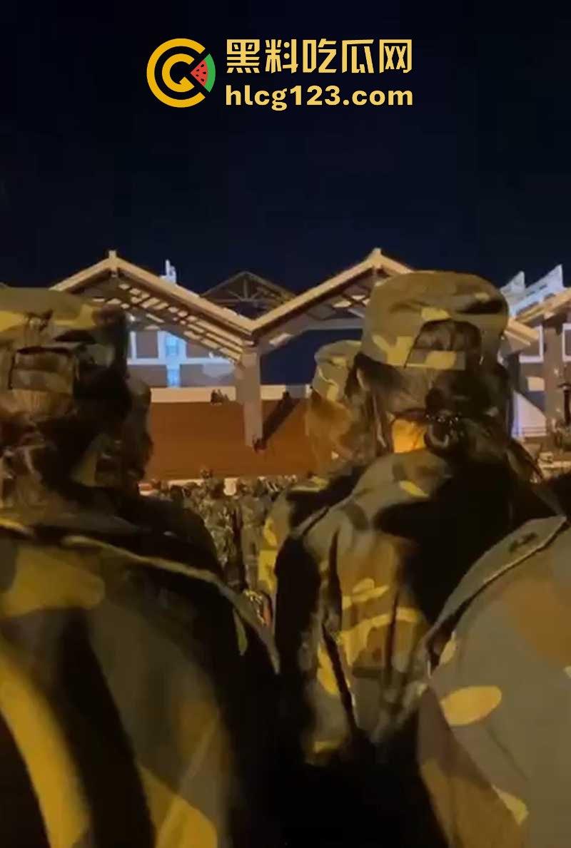 【云南民族大学】军训现场 主席台上演“活春宫” 激情野战被全校直播-5