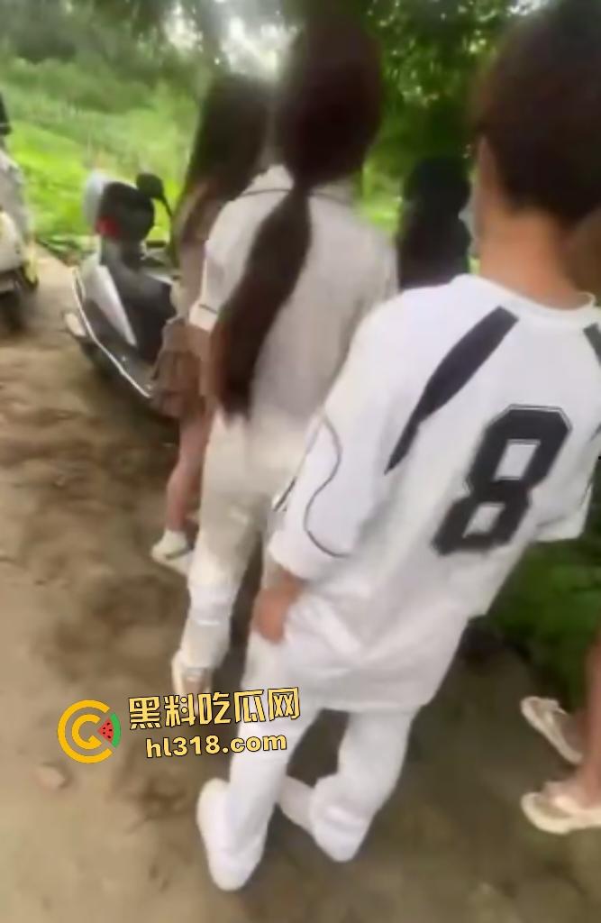 江西万载惊现户外学生霸凌！群殴脱衣羞辱，扇巴掌脚踹狠到脑震荡，男的还被要求跪下当儿子！-1