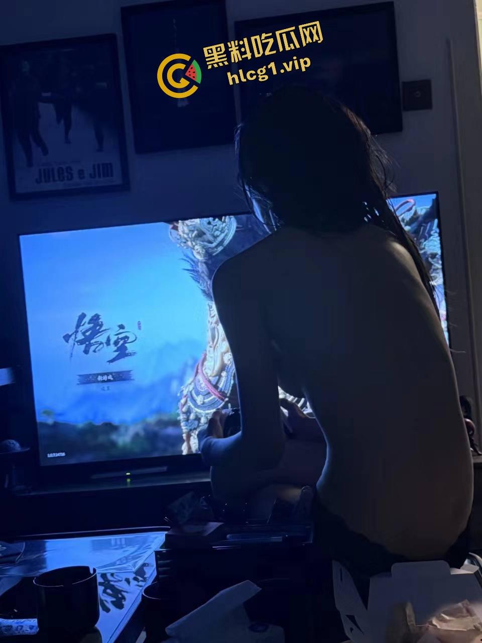 火爆全球的『黑神话悟空』网友为买游戏 给老婆舔逼半小时!才肯给钱买 抓紧上号!-11