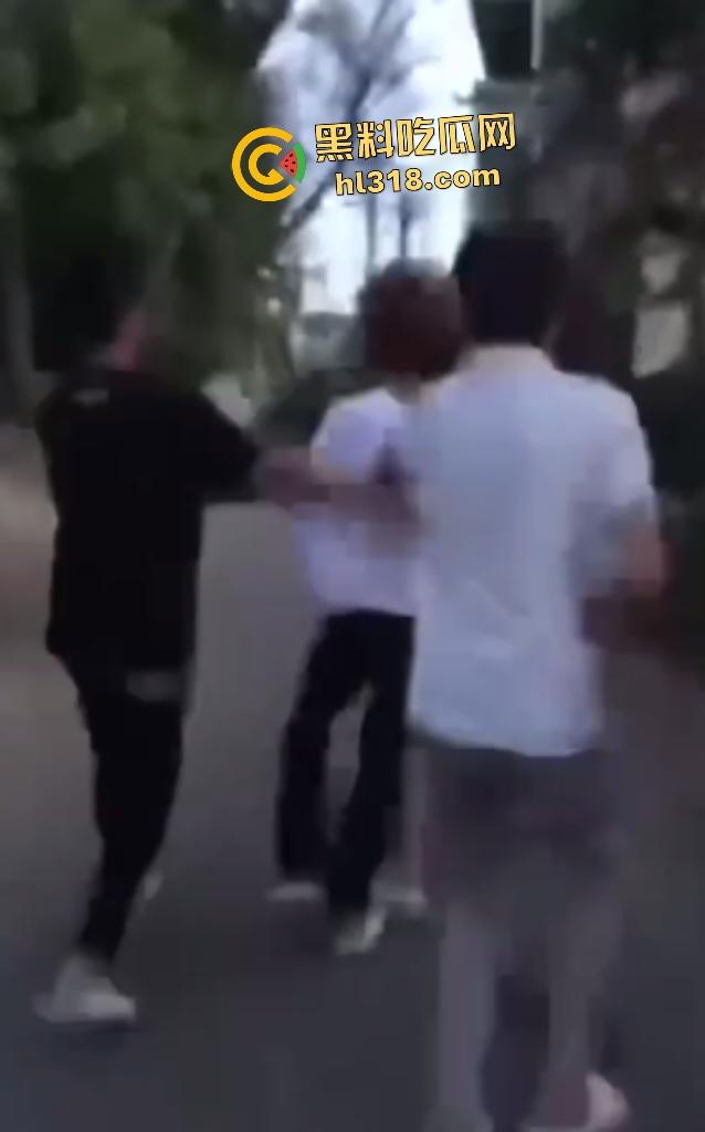 江西万载惊现户外学生霸凌！群殴脱衣羞辱，扇巴掌脚踹狠到脑震荡，男的还被要求跪下当儿子！-5