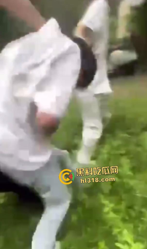 江西万载惊现户外学生霸凌！群殴脱衣羞辱，扇巴掌脚踹狠到脑震荡，男的还被要求跪下当儿子！-8