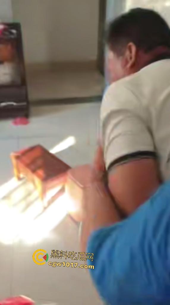 游戏团战关键时刻被老爸关电脑,网瘾儿子阿强直接打亲爸头破血流,老爸跪地求饶“我错了”,老妈哭求和解!-2