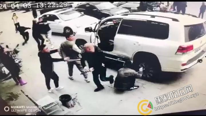 黑龙江 省绥化市发生街头群殴事件，具体原因不明，与蹲着地上工作的修车师傅很淡定是同件事哦-4