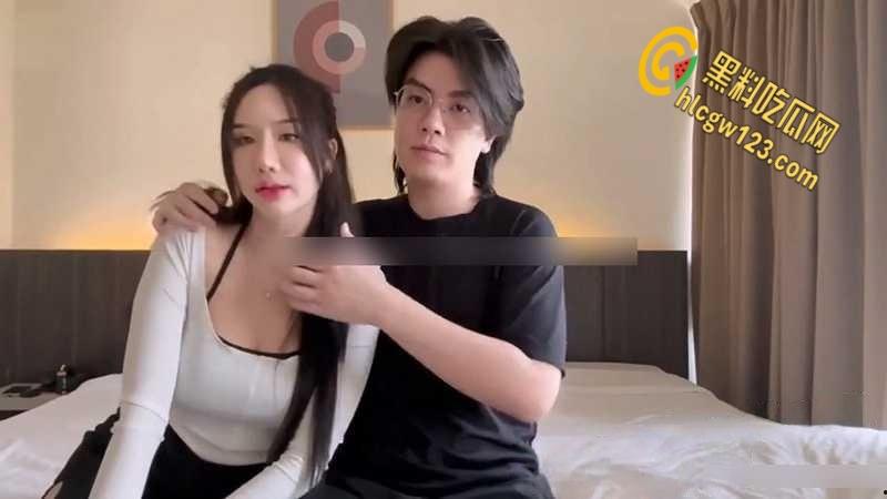 OnlyFans上情侣博主酒店啪啪自拍,女友口交技术一绝,一对车灯大奶十分亮眼-1