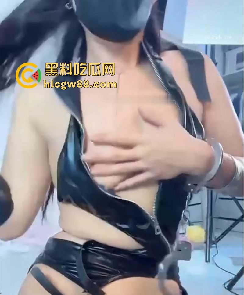 抖音网红【亦妍姐姐】极品尤物自慰视频曝光!黑丝御姐劈腿狂抠骚穴 戴狗链扭骚臀狂喷淫水。-16