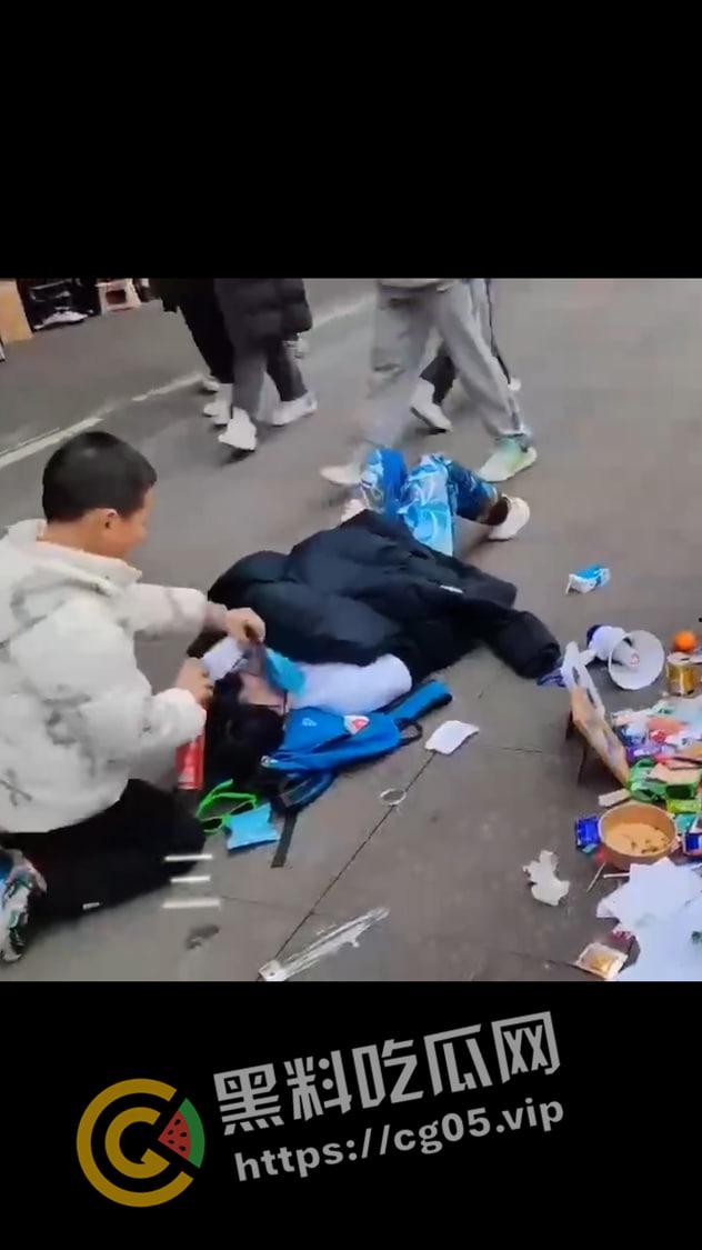 漫展逆天小孩！往人脸上喷发胶 屁股坐脸 脱人裤子 被暴躁女coser正义执行 闹到报警-6