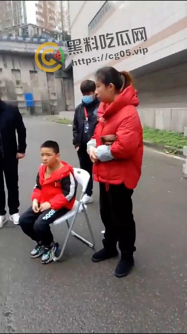 漫展逆天小孩！往人脸上喷发胶 屁股坐脸 脱人裤子 被暴躁女coser正义执行 闹到报警-8