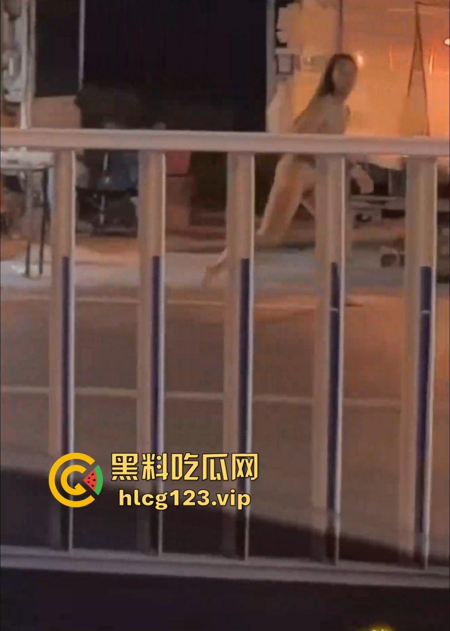 河北邢台快手网红吴媛媛吸毒后大街裸奔！性感长腿翘臀，精神小妹彻底玩嗨学狗爬行！-12