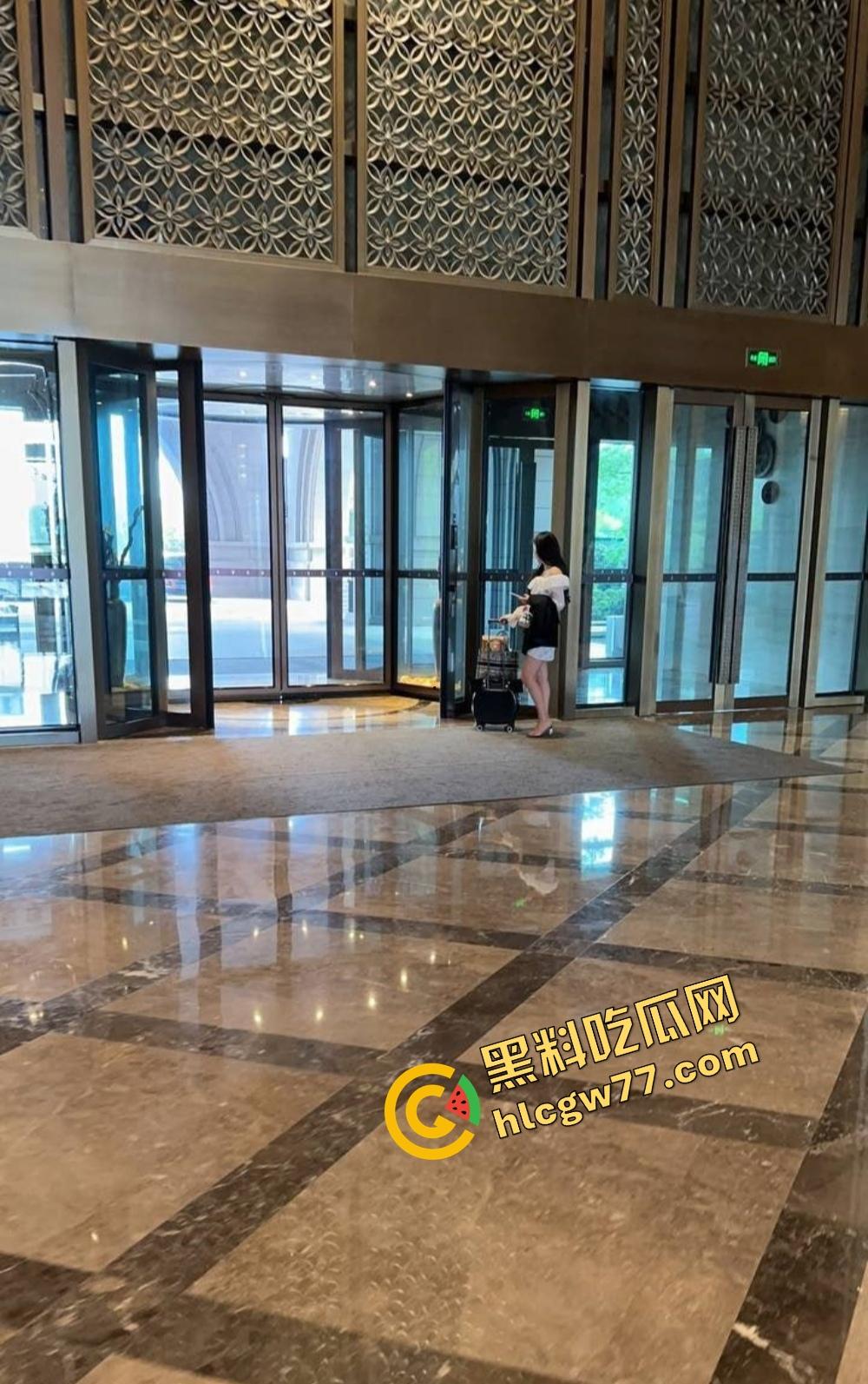 江西女大学生莫小宁装得清纯，背地里被调教成舔鸡巴母狗！一边被后入爆操一边浪叫夹鸡巴！-6