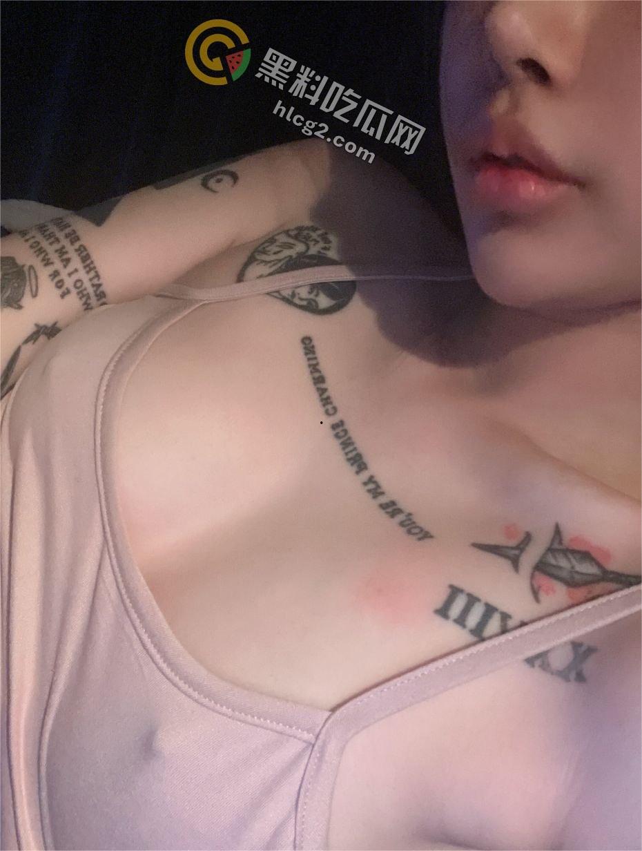 顶级纹身美女OnlyFans（xgina）性感蜜桃胸曝光：私密视频震撼网络-9
