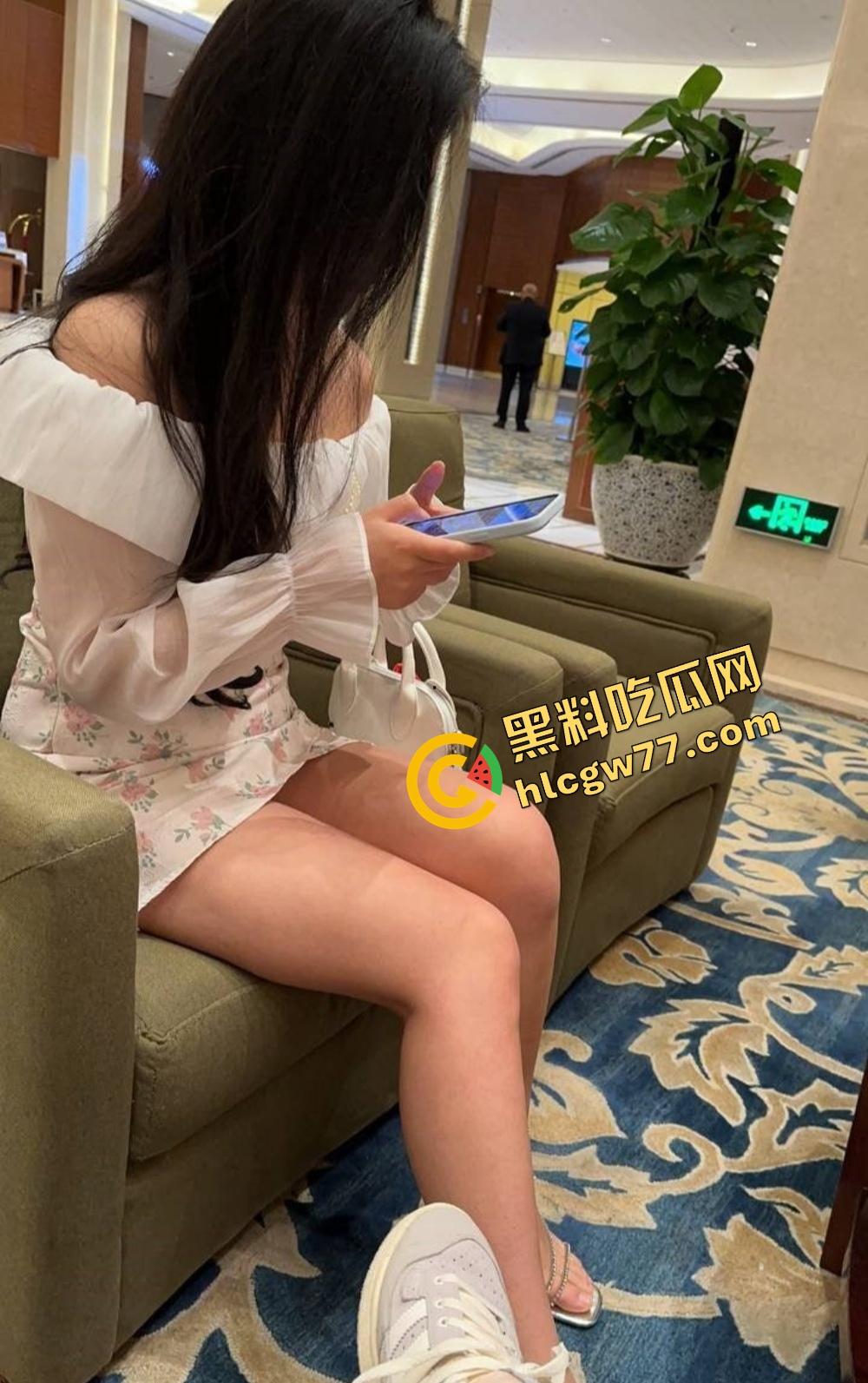 江西女大学生莫小宁装得清纯，背地里被调教成舔鸡巴母狗！一边被后入爆操一边浪叫夹鸡巴！-11
