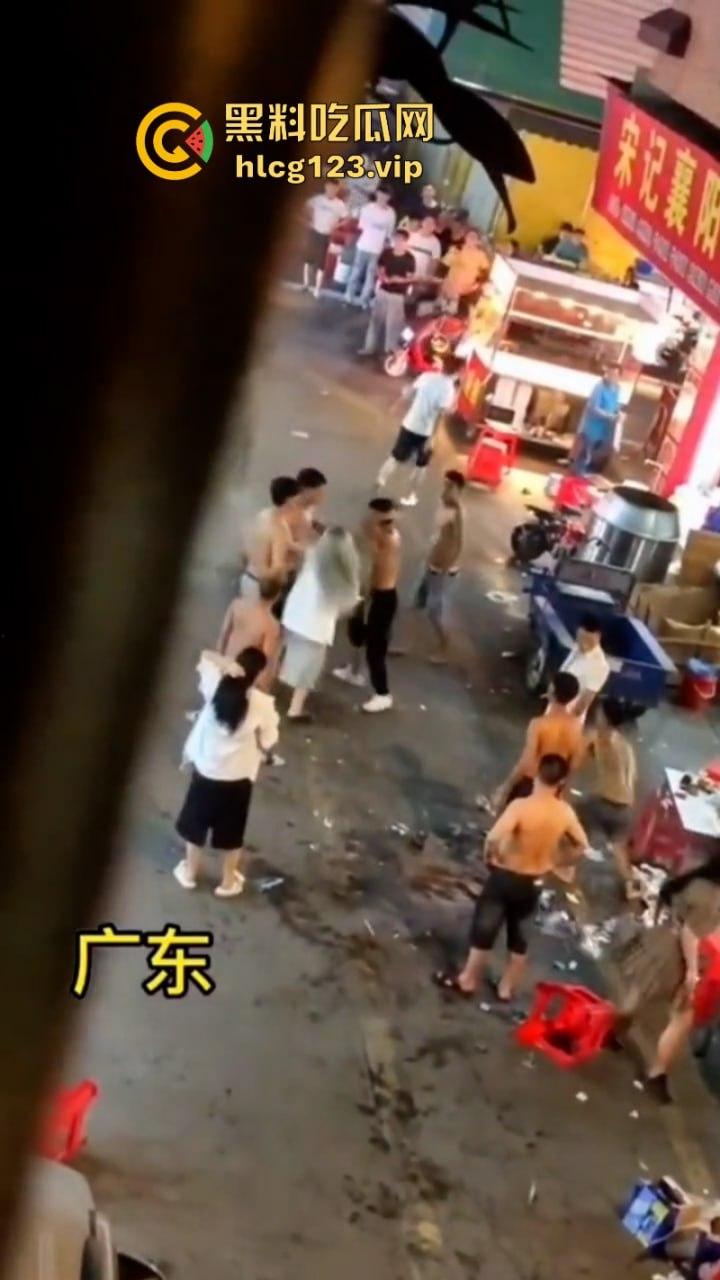 广东街头多人持刀互砍！血洒街头惨不忍睹 现场视频曝光砍头细节 太吓人了-5