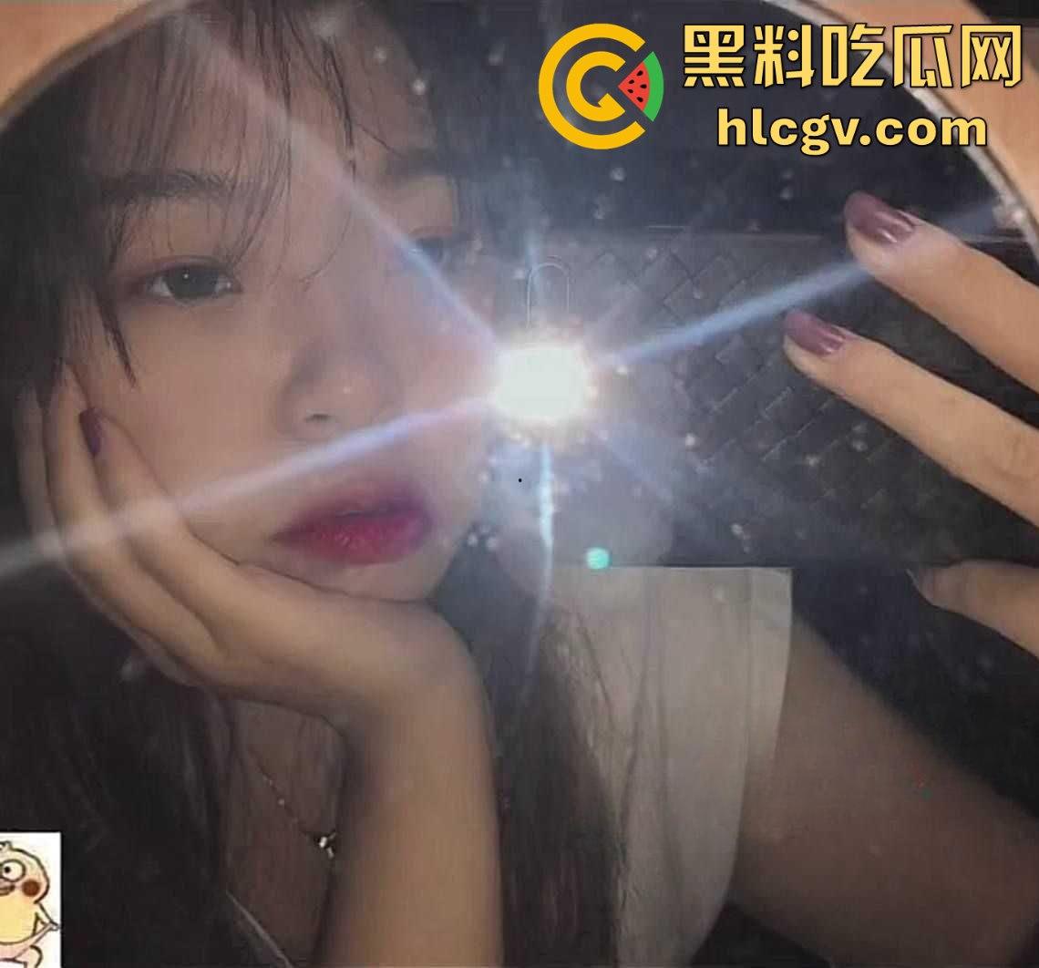 贵州师范大学17级『杨怡真 』不雅照流出!成都反差婊表情妥妥带感,妩媚表情骚到竟然还舔自己脚趾!-3