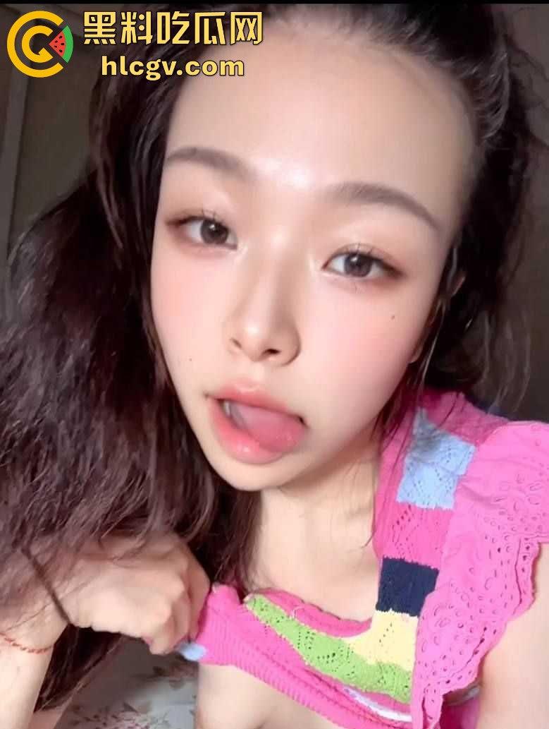 贵州师范大学17级『杨怡真 』不雅照流出!成都反差婊表情妥妥带感,妩媚表情骚到竟然还舔自己脚趾!-5