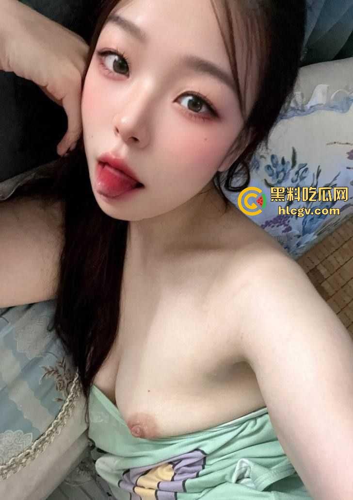 贵州师范大学17级『杨怡真 』不雅照流出!成都反差婊表情妥妥带感,妩媚表情骚到竟然还舔自己脚趾!-6