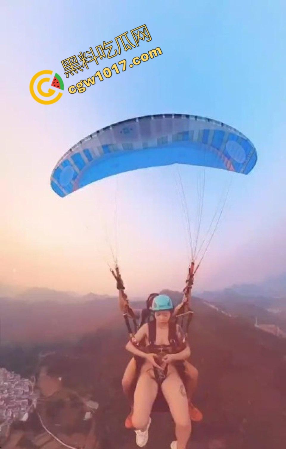 越南岘港上海白领女孩全裸起飞,翘臀隔空振动,惊呼回荡,私处暴露云端,体验高空全裸的双重刺激-1