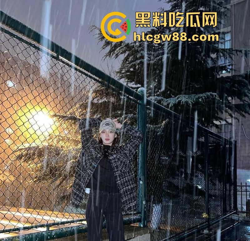 陈翔六点半女演员【王妍】被曝光下海做外围 露脸实拍全裸自慰福利 内容炸裂!-16