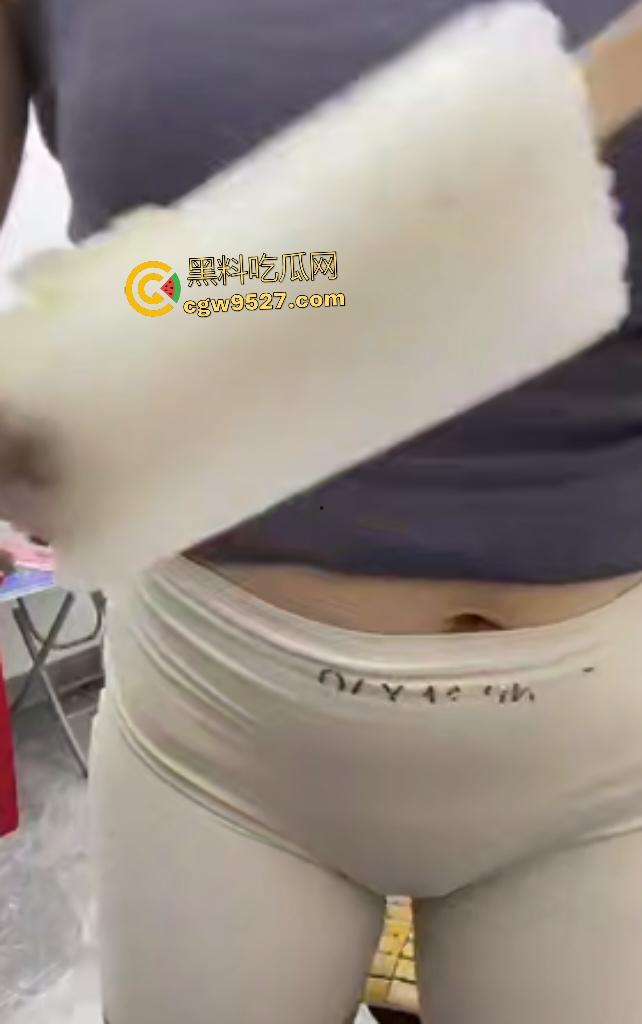 老冰棍代言人，美女逼里塞冰淇淋！紧身瑜伽裤压实，拖鞋狂拍降温，拿出来冰淇淋都化一半了！-5