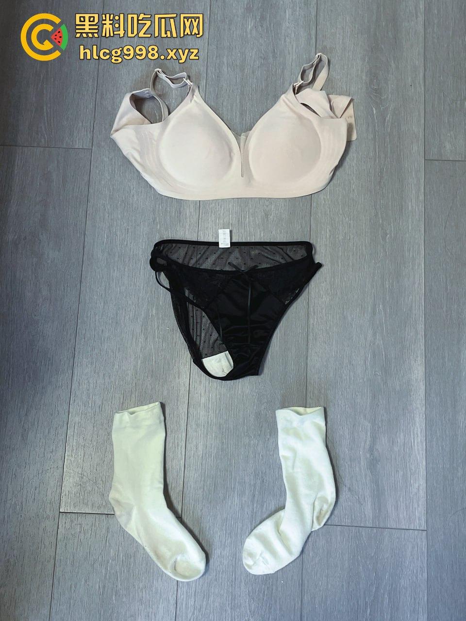 反差人妻【兔兔】推特翻车！优雅骚妻停车位拉进楼道，跪地扒裤九浅一深顶到底！-2