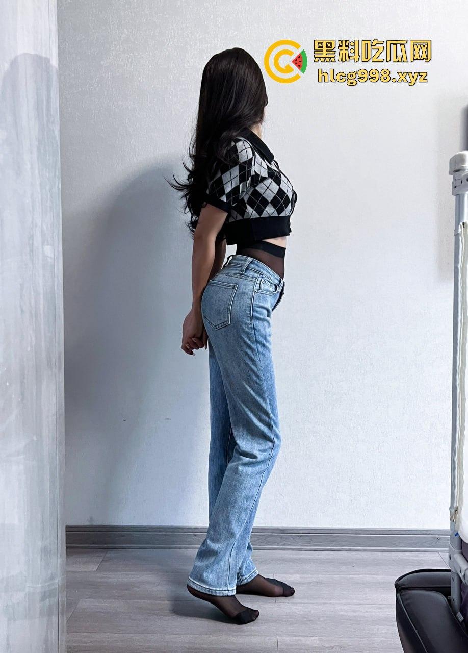 反差人妻【兔兔】推特翻车！优雅骚妻停车位拉进楼道，跪地扒裤九浅一深顶到底！-6