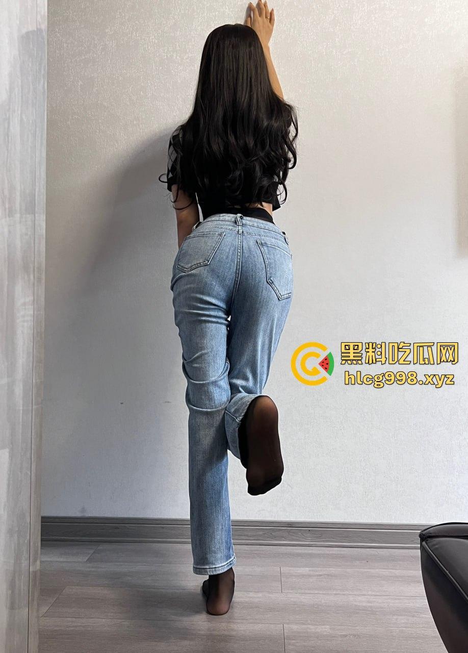 反差人妻【兔兔】推特翻车！优雅骚妻停车位拉进楼道，跪地扒裤九浅一深顶到底！-13