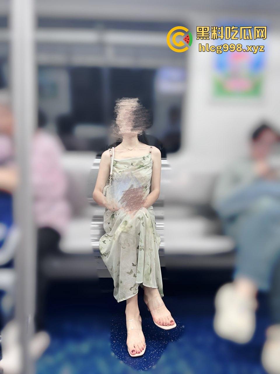 反差人妻【兔兔】推特翻车！优雅骚妻停车位拉进楼道，跪地扒裤九浅一深顶到底！-14