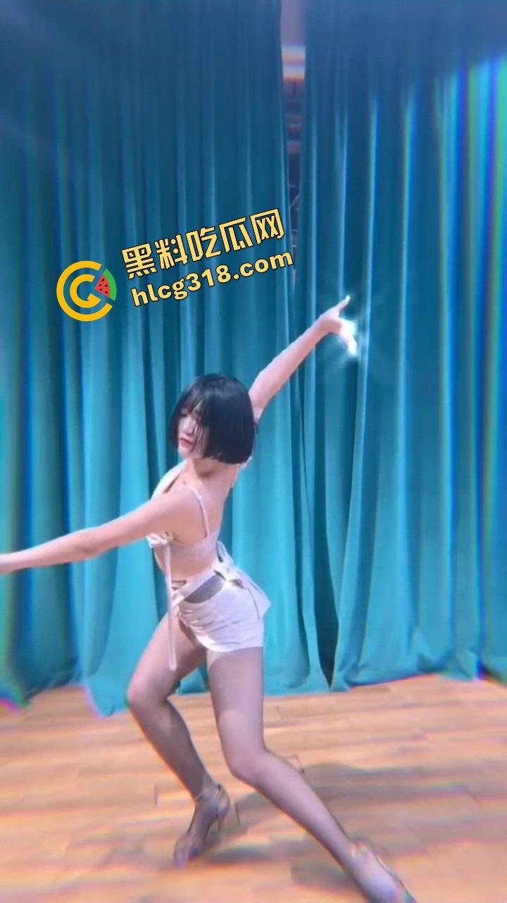 小红书约拍女客户明明有男朋友还骚得不行,广州白云区凌晨偷情被我内射两次,回家还躺进男友被窝装无事!-11