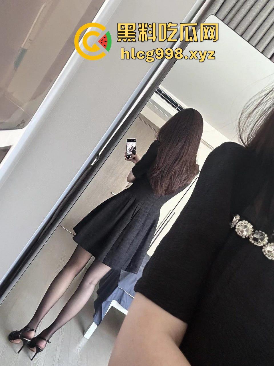 反差人妻【兔兔】推特翻车！优雅骚妻停车位拉进楼道，跪地扒裤九浅一深顶到底！-37