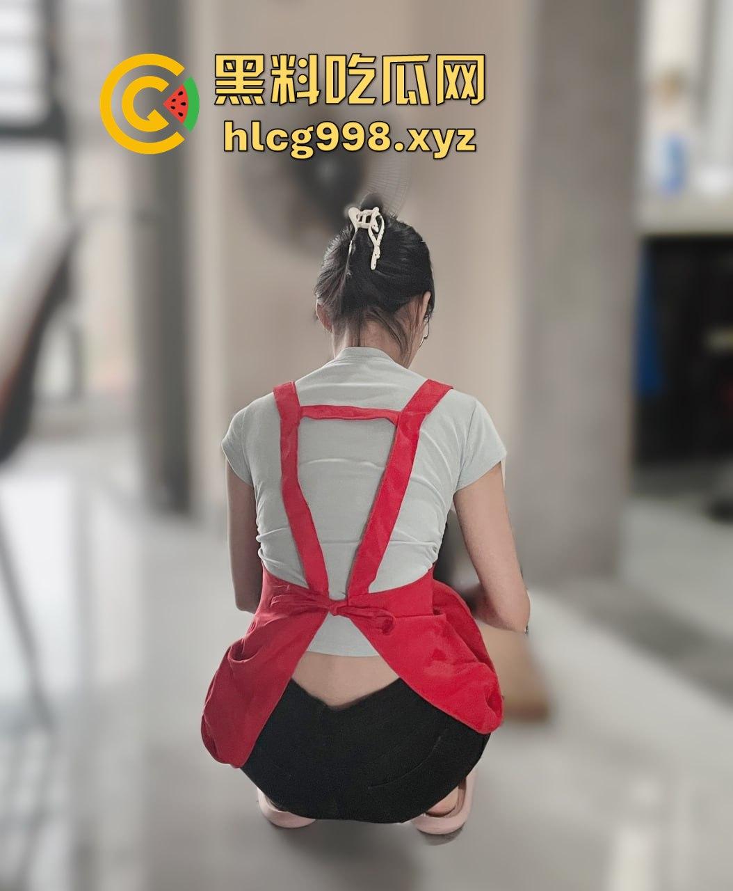 反差人妻【兔兔】推特翻车！优雅骚妻停车位拉进楼道，跪地扒裤九浅一深顶到底！-41