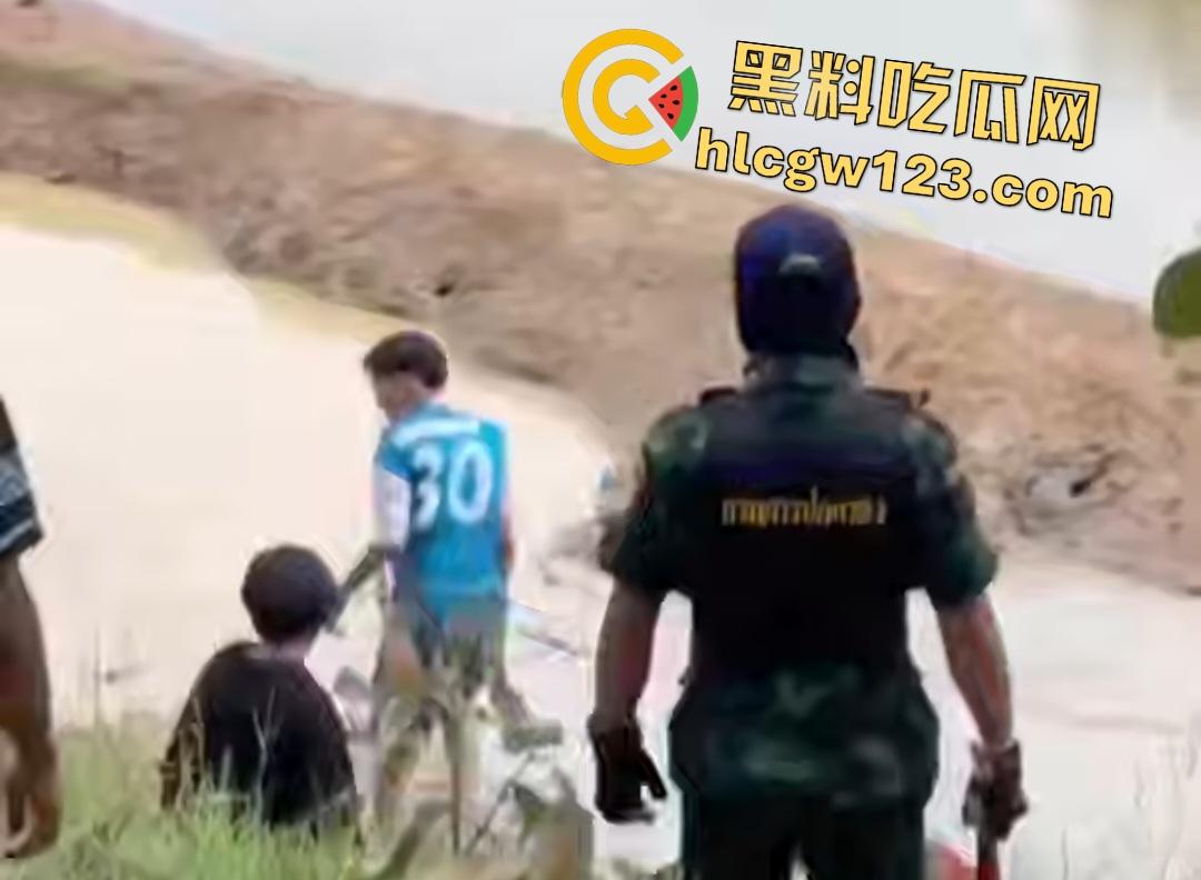 印度小哥翘屁股挑衅精神小伙被操翻！群殴打得满地找牙，警察来了也在一旁看戏！-6