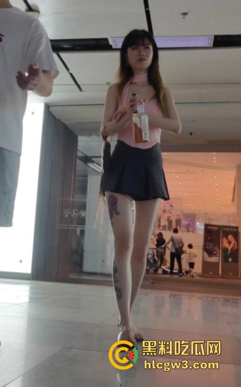 超短裙抄底合集！骚妹超短裤出门不穿安全裤 半拉屁股暴露在外 粉嫩逼缝清晰可见-3