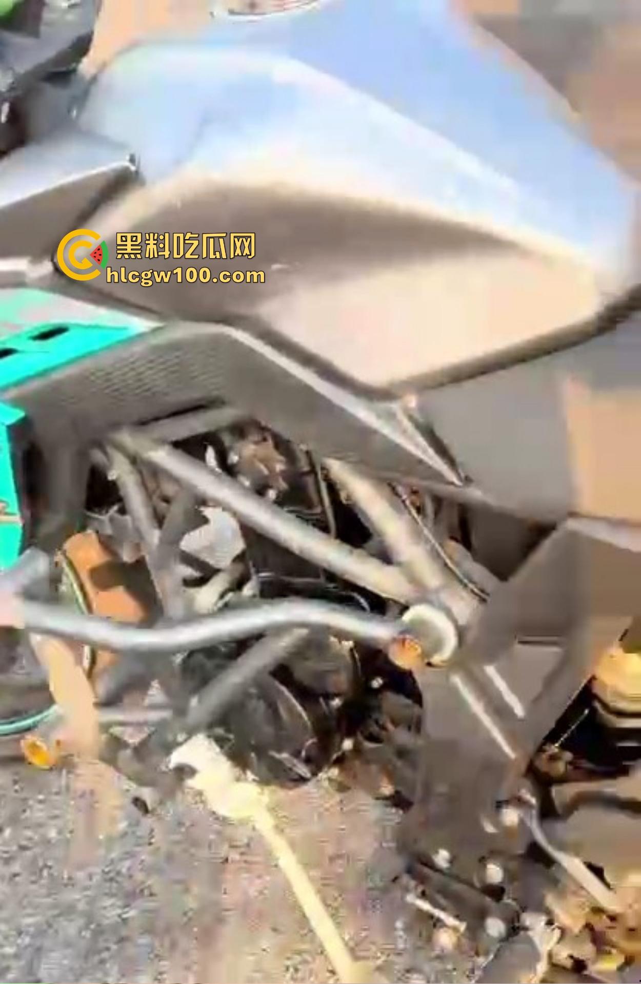 炫技不成逼先疼,女骑士摩托翘头秀失败,结果硬生生撞到小逼痛苦到变形,满脸写着作死的代价!-6