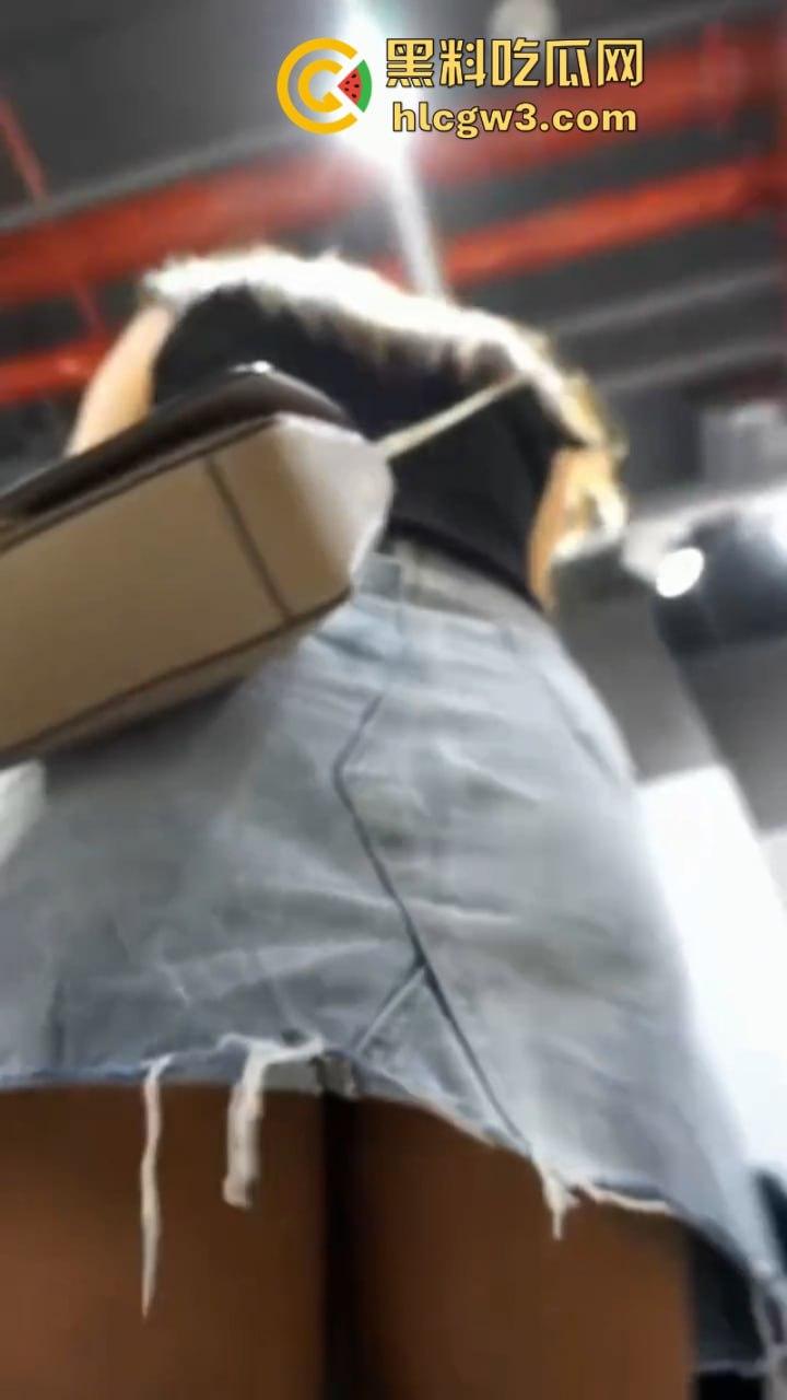 超短裙抄底合集！骚妹超短裤出门不穿安全裤 半拉屁股暴露在外 粉嫩逼缝清晰可见-6