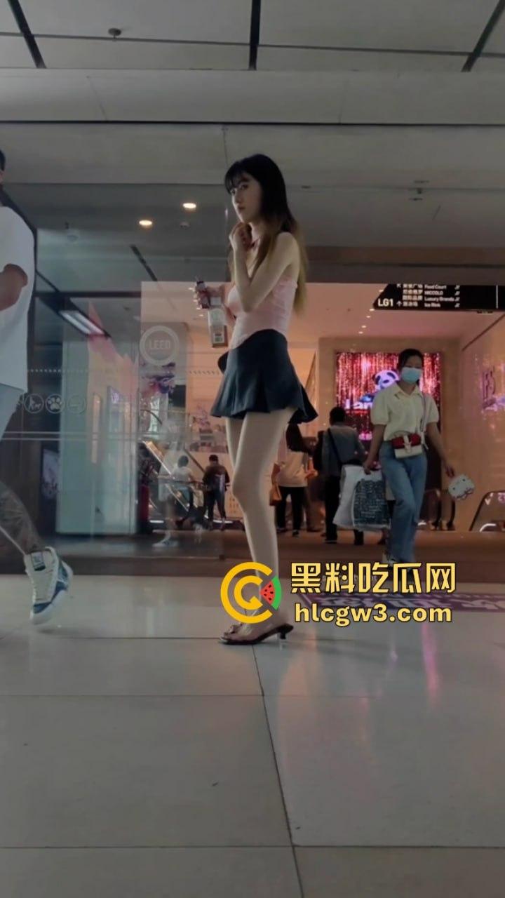 超短裙抄底合集！骚妹超短裤出门不穿安全裤 半拉屁股暴露在外 粉嫩逼缝清晰可见-9