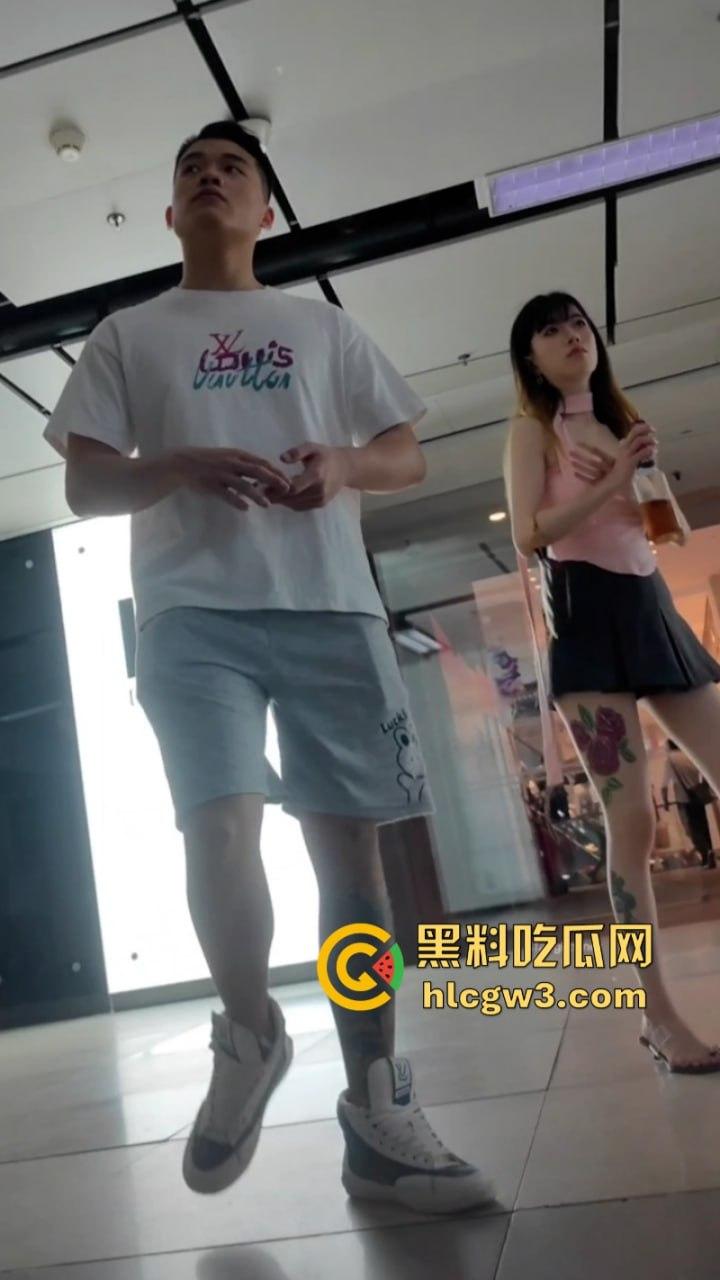 超短裙抄底合集！骚妹超短裤出门不穿安全裤 半拉屁股暴露在外 粉嫩逼缝清晰可见-11