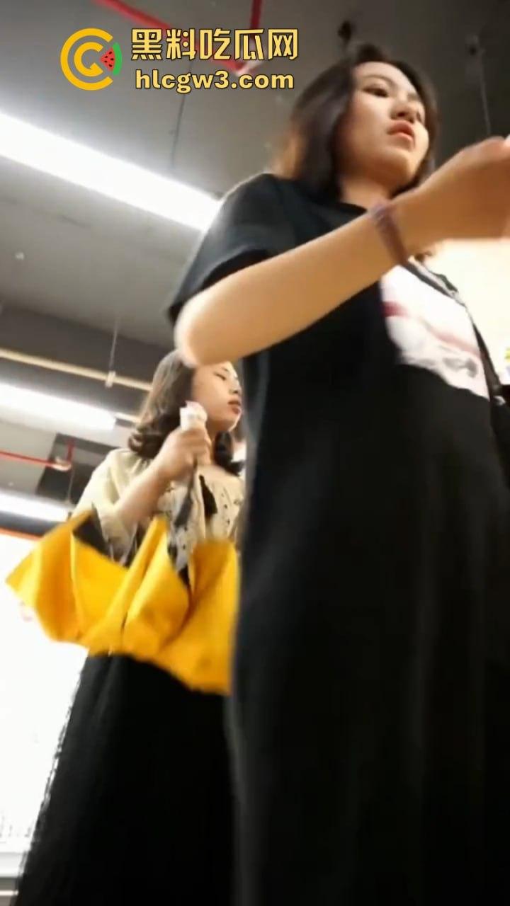 超短裙抄底合集！骚妹超短裤出门不穿安全裤 半拉屁股暴露在外 粉嫩逼缝清晰可见-13