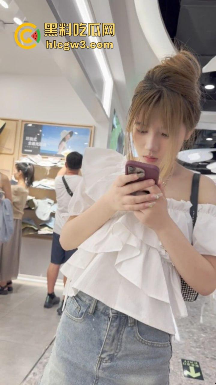 超短裙抄底合集！骚妹超短裤出门不穿安全裤 半拉屁股暴露在外 粉嫩逼缝清晰可见-17