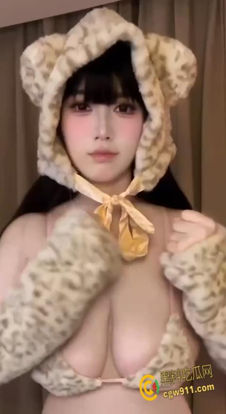 抖音高颜值网红【苏苏是猪猪】,绝美脸蛋火辣身材E奶丰乳,金主定制骚舞福利,这奶子打个奶炮不知道有多过瘾!-6