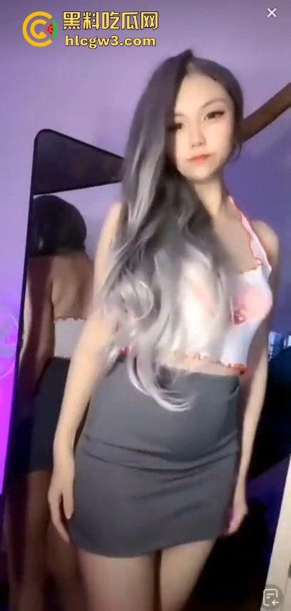 抖音网红【萝漫莉】直播福利版流出,假鸡吧自嗨狂摆,演得大哥们鸡巴硬到不行 独家爆料!-3