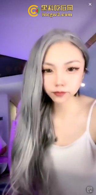 抖音网红【萝漫莉】直播福利版流出,假鸡吧自嗨狂摆,演得大哥们鸡巴硬到不行 独家爆料!-4