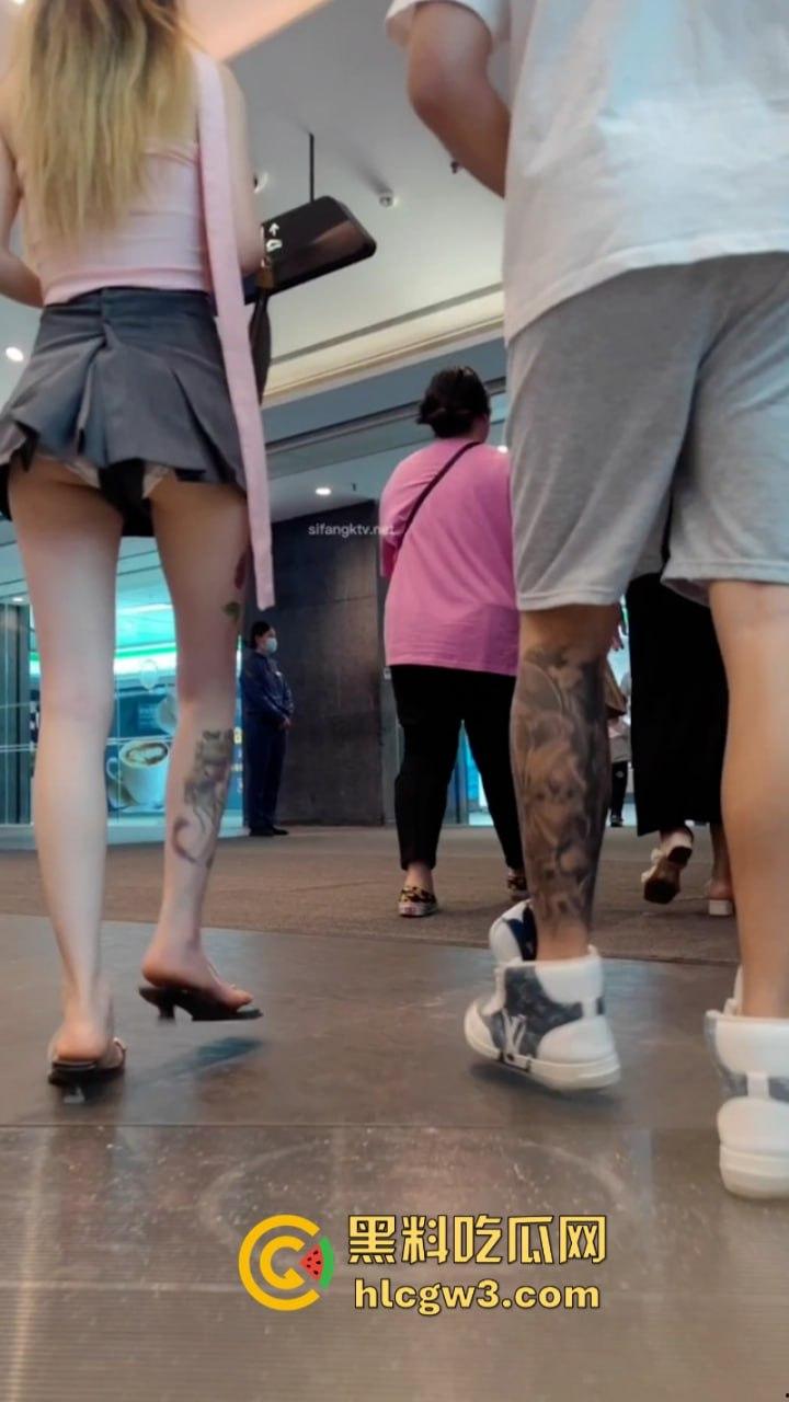 超短裙抄底合集！骚妹超短裤出门不穿安全裤 半拉屁股暴露在外 粉嫩逼缝清晰可见-24