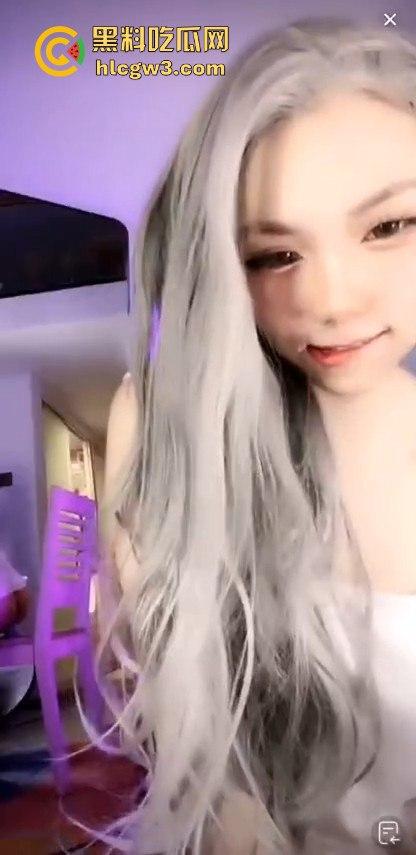 抖音网红【萝漫莉】直播福利版流出,假鸡吧自嗨狂摆,演得大哥们鸡巴硬到不行 独家爆料!-13