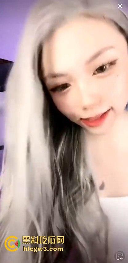 抖音网红【萝漫莉】直播福利版流出,假鸡吧自嗨狂摆,演得大哥们鸡巴硬到不行 独家爆料!-14