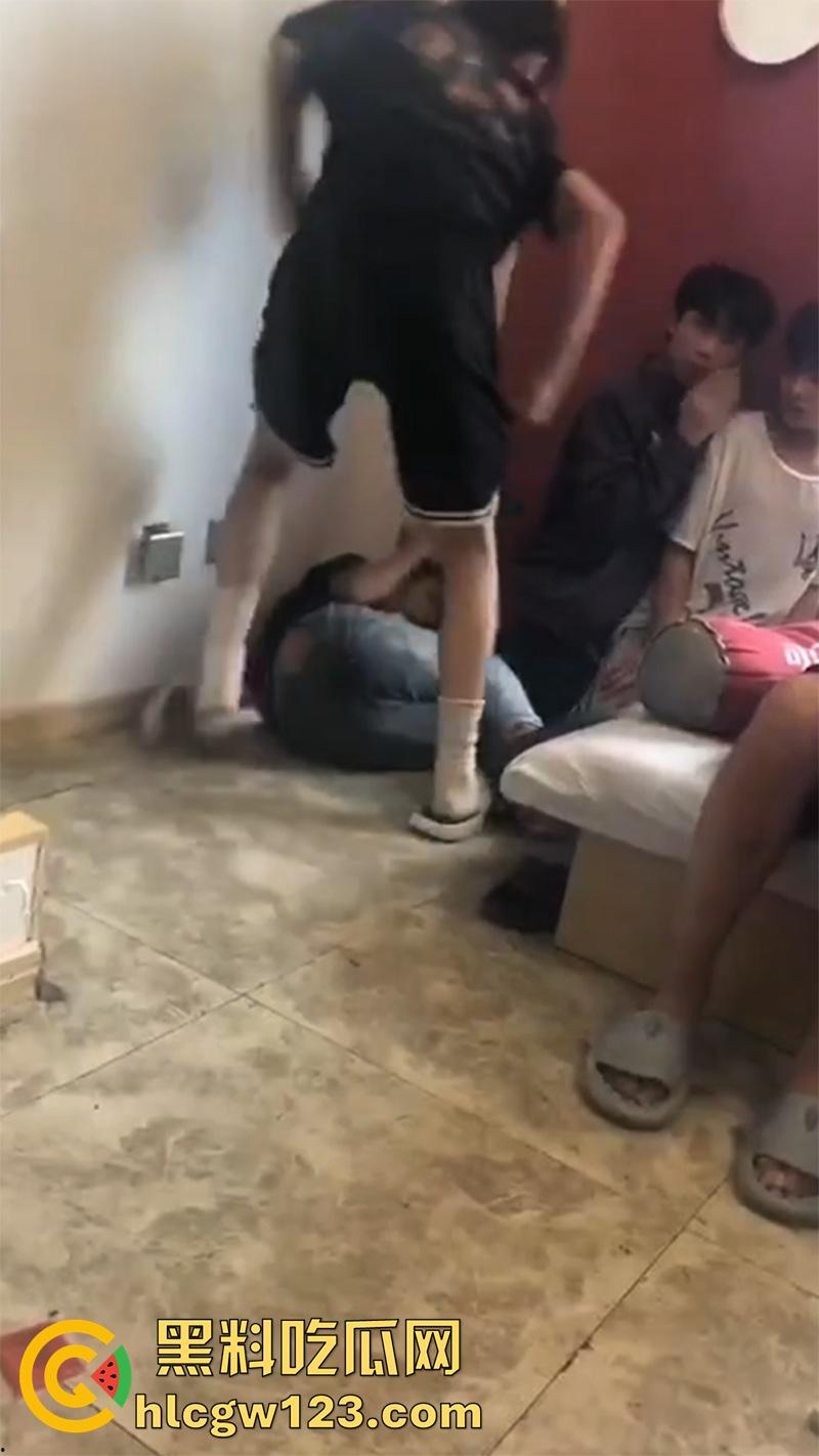 广东最怂精神小伙,被人霸凌吓尿裤子,就这点逼胆还出来混,后面跪着那俩更惨人熊熊一窝啊!-3