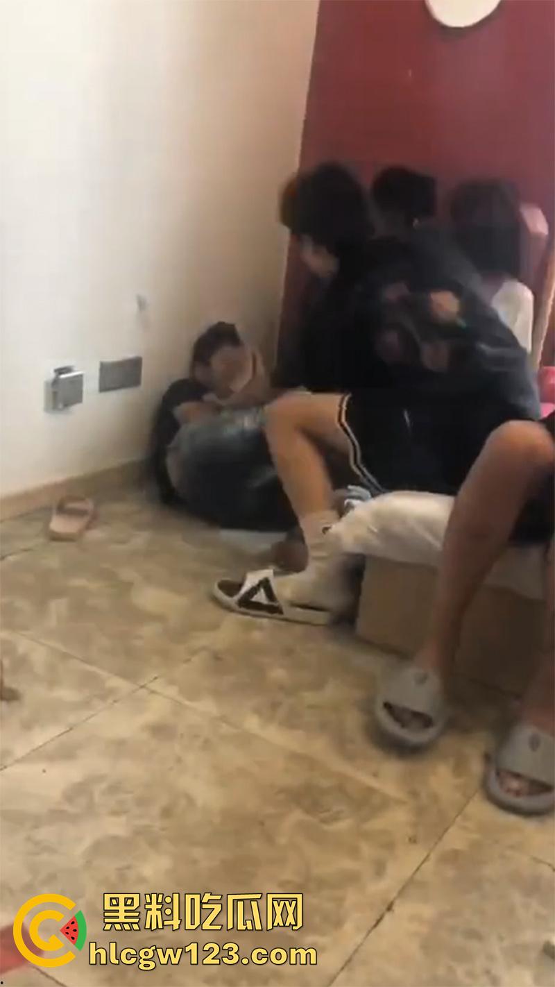 广东最怂精神小伙,被人霸凌吓尿裤子,就这点逼胆还出来混,后面跪着那俩更惨人熊熊一窝啊!-4