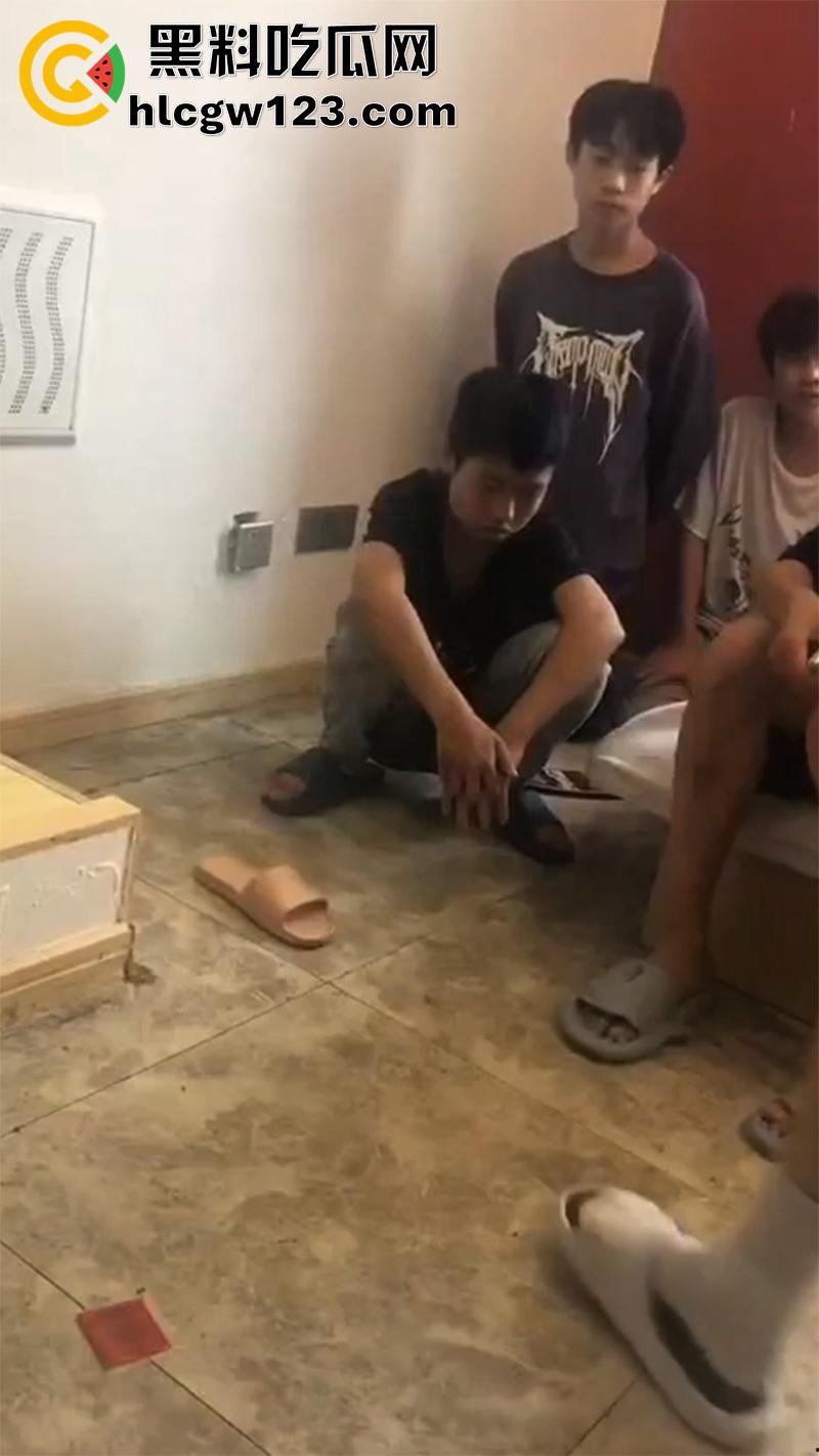 广东最怂精神小伙,被人霸凌吓尿裤子,就这点逼胆还出来混,后面跪着那俩更惨人熊熊一窝啊!-5